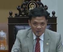 Ketua Komisi III DPR RI Habiburokhman saat memberikan keterangan pers di Jakarta.