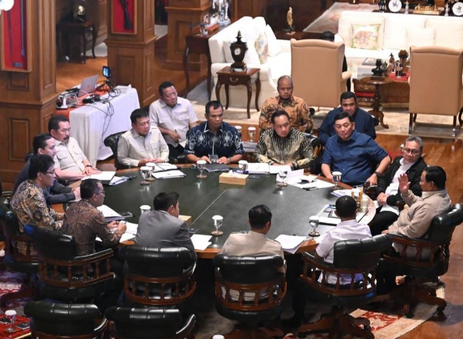 Presiden Prabowo Subianto saat memimpin rapat terbatas di kediaman pribadinya di Hambalang, Bogor.