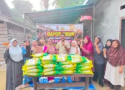 Saat Pejuang Karhutla Berjibaku, Yusri SH, MH Anggota DPRD Pelalawan Hadir Bawa Bantuan