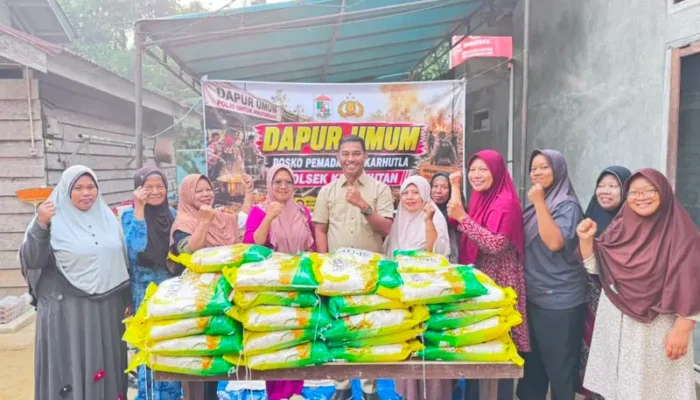 Saat Pejuang Karhutla Berjibaku, Yusri SH, MH Anggota DPRD Pelalawan Hadir Bawa Bantuan
