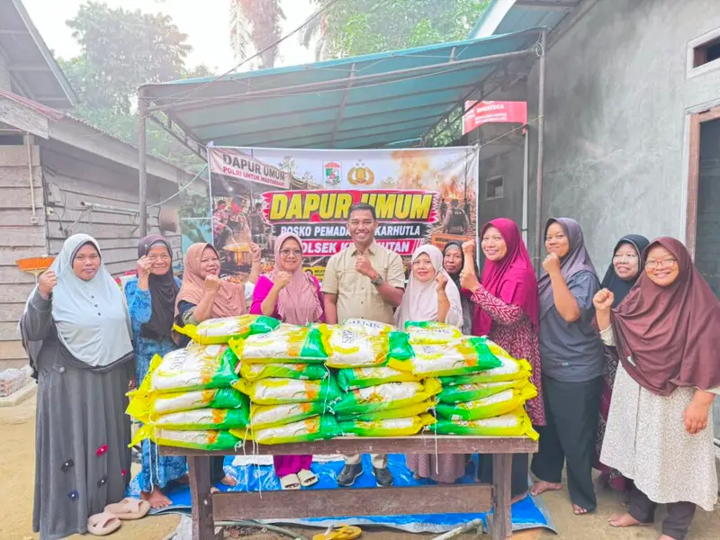 Anggota DPRD Pelalawan Yusri saat menyerahkan bantuan untuk dapur umum penanganan karhutla di Kerumutan.