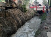 Rp4,9 Miliar untuk Drainase, Mengapa Pengecoran Tetap Dilakukan Saat Parit Tergenang?