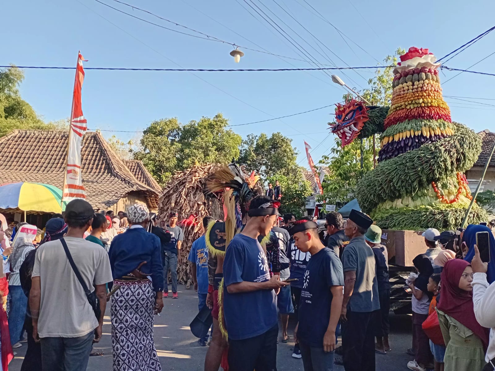 Suasana Grebeg Maulid dan Puceng Porak Sedekah Bumi di Balai Desa Maron, Ponorogo.