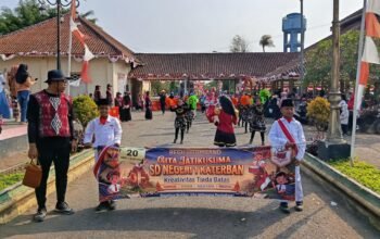 Kontingen SD Negeri 1 Katerban tampil penuh warna dengan kostum gizi seimbang dalam karnaval di Purworejo.