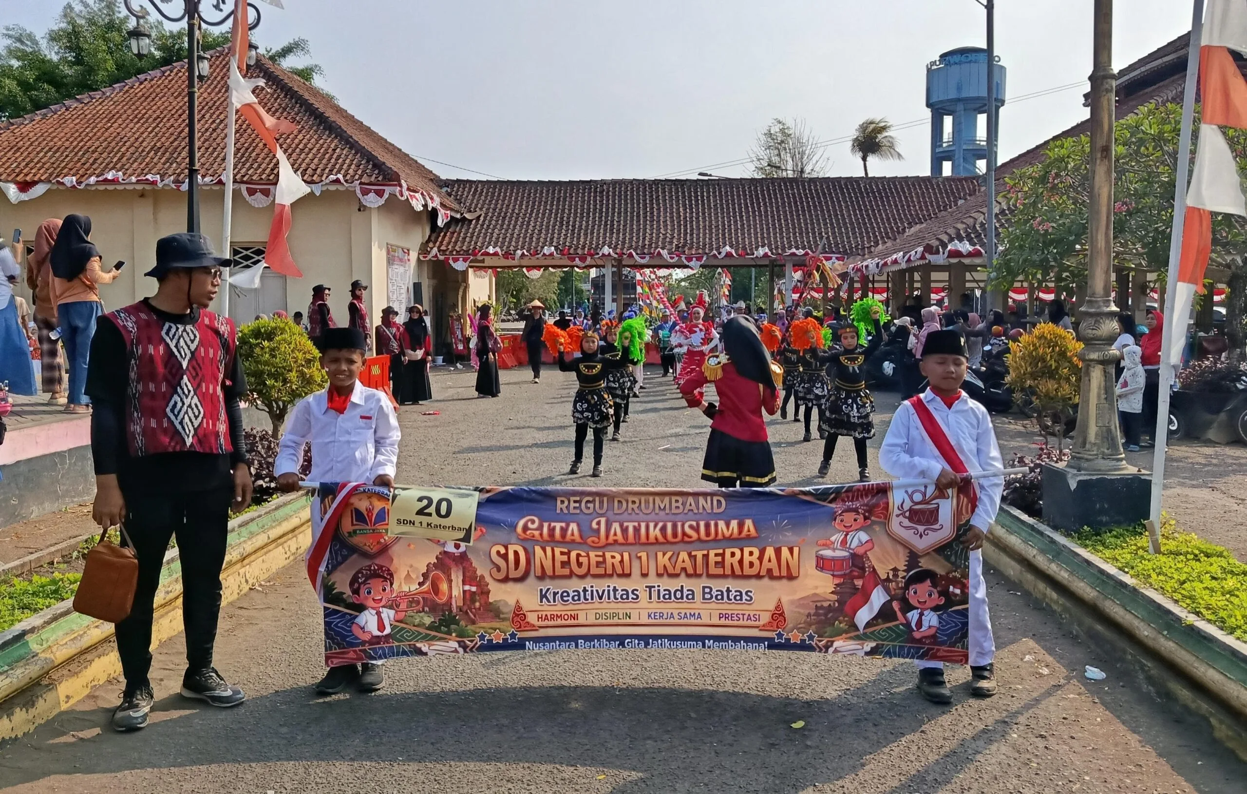 Kontingen SD Negeri 1 Katerban tampil penuh warna dengan kostum gizi seimbang dalam karnaval di Purworejo.
