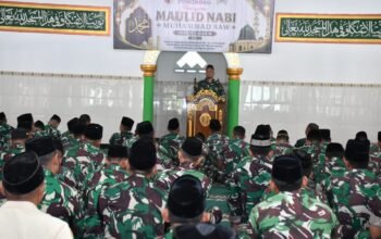 Prajurit Kodim 0802/Ponorogo mengikuti peringatan Maulid Nabi Muhammad SAW 1448 H di Masjid Al Muttahidah.