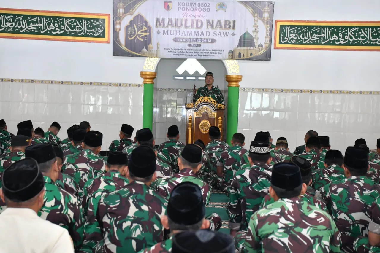 Prajurit Kodim 0802/Ponorogo mengikuti peringatan Maulid Nabi Muhammad SAW 1448 H di Masjid Al Muttahidah.