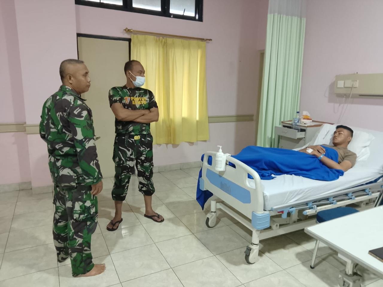 Suasana perawatan medis bagi Bripda Sultan yang mengalami luka di bagian mata saat mengamankan aksi di DPR.