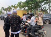 Ketua PW Persatuan Islam Kalimantan Barat Bagikan Masker kepada Masyarakat Ketapang di Tengah Kabut Asap Karhutla