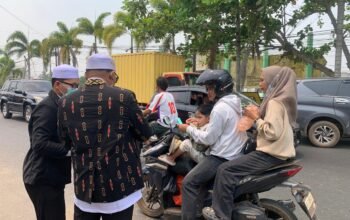 Ketua PW Persatuan Islam Kalimantan Barat Bagikan Masker kepada Masyarakat Ketapang di Tengah Kabut Asap Karhutla