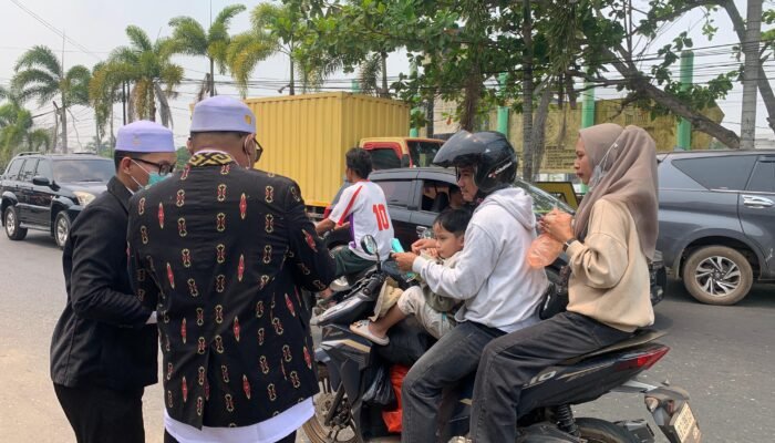 Ketua PW Persatuan Islam Kalimantan Barat Bagikan Masker kepada Masyarakat Ketapang di Tengah Kabut Asap Karhutla
