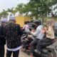 Ketua PW Persatuan Islam Kalimantan Barat Bagikan Masker kepada Masyarakat Ketapang di Tengah Kabut Asap Karhutla