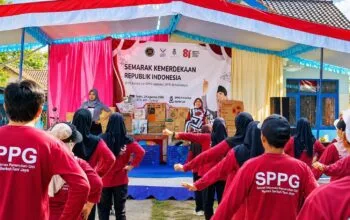 Para relawan dari tiga SPPG di Purworejo saat mengikuti senam dan perlombaan HUT ke-81 RI di Kemiri Lor.