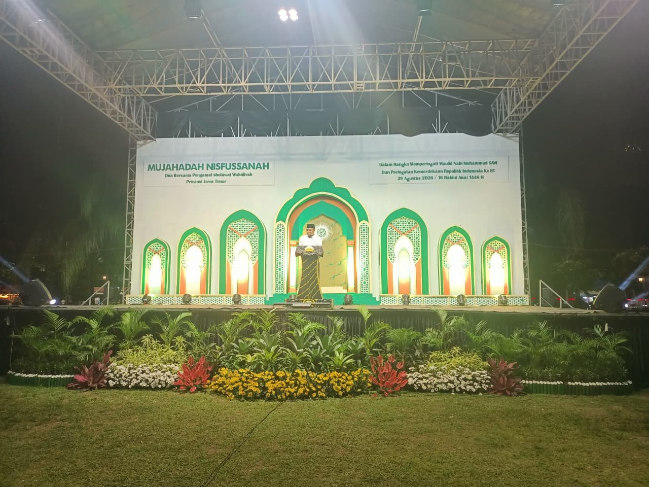 Sekda Madiun Sigit Budiarto bersama ribuan jemaah Sholawat Wahidiyah di Alun-Alun Reksogati Caruban.