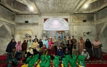 Tak Sekadar Safari Masjid, HIMA Persis Pelalawan Antar Bantuan untuk Lansia dan Rumah Ibadah Pengurus PD HIMA Persis Pelalawan saat menyerahkan bantuan paket sembako kepada lansia di Kelurahan Pelalawan.