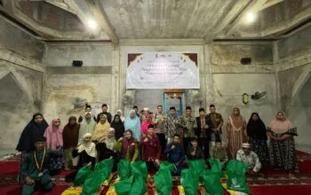 Pengurus PD HIMA Persis Pelalawan saat menyerahkan bantuan paket sembako kepada lansia di Kelurahan Pelalawan.