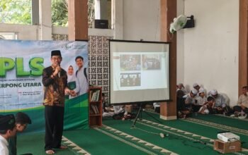 Camat Serpong Utara H. Ma’mun bersama pengurus MWC NU saat meresmikan PKBM Serpong Utara di Pondok Pesantren At Thoyibah Rabbani.