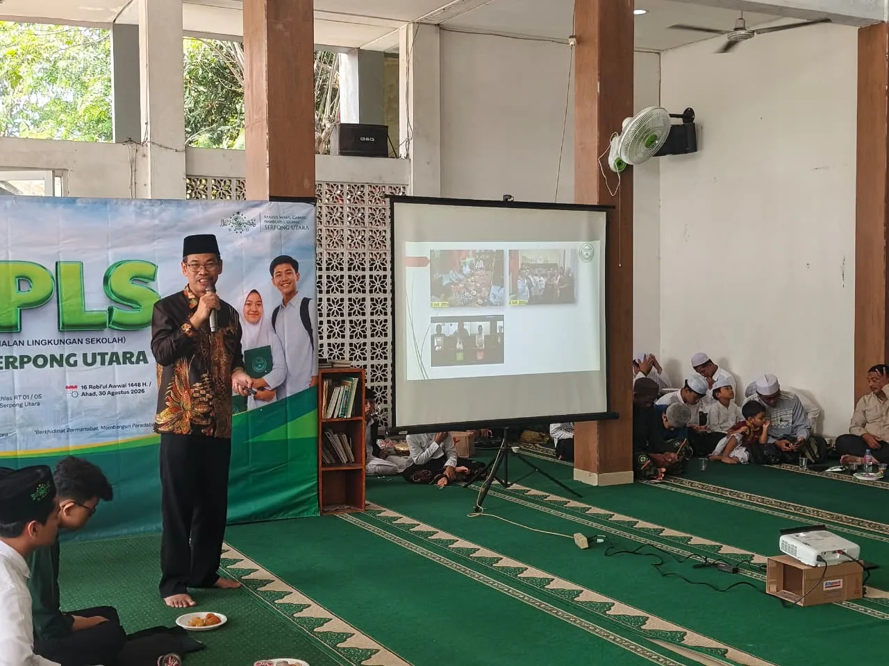 Camat Serpong Utara H. Ma’mun bersama pengurus MWC NU saat meresmikan PKBM Serpong Utara di Pondok Pesantren At Thoyibah Rabbani.