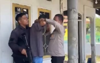 Marbot Masjid Purwakarta Meninggal Dunia: Kurang dari 12 Jam, Polisi Bekuk Terduga Pelaku Suasana penyelidikan oleh aparat kepolisian di lokasi kejadian tewasnya marbot Masjid Al Muhajirin, Perumahan Metro Cikopo, Bungursari, Purwakarta.