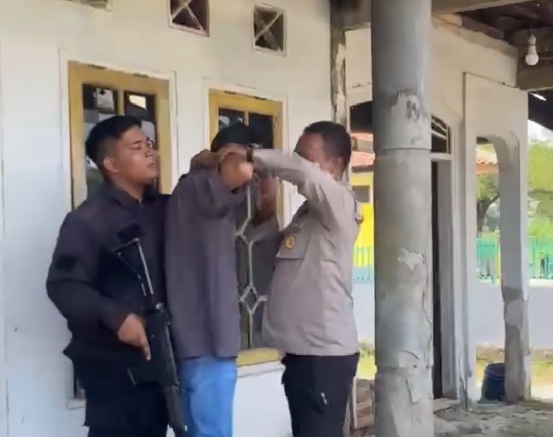 Suasana penyelidikan oleh aparat kepolisian di lokasi kejadian tewasnya marbot Masjid Al Muhajirin, Perumahan Metro Cikopo, Bungursari, Purwakarta.