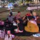 Warga dan keluarga manfaatkan Alun-Alun Jember yang tertata rapi untuk tempat berkumpul dan arisan.