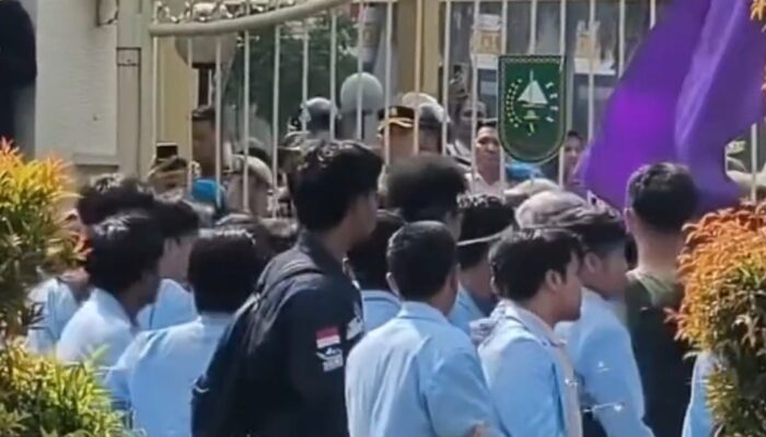 Aksi Mahasiswa Unri Memanas di Kantor Gubernur Riau, Beasiswa hingga Karhutla Disorot