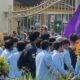 Ratusan mahasiswa Universitas Riau menggelar aksi unjuk rasa di depan Kantor Gubernur Riau.