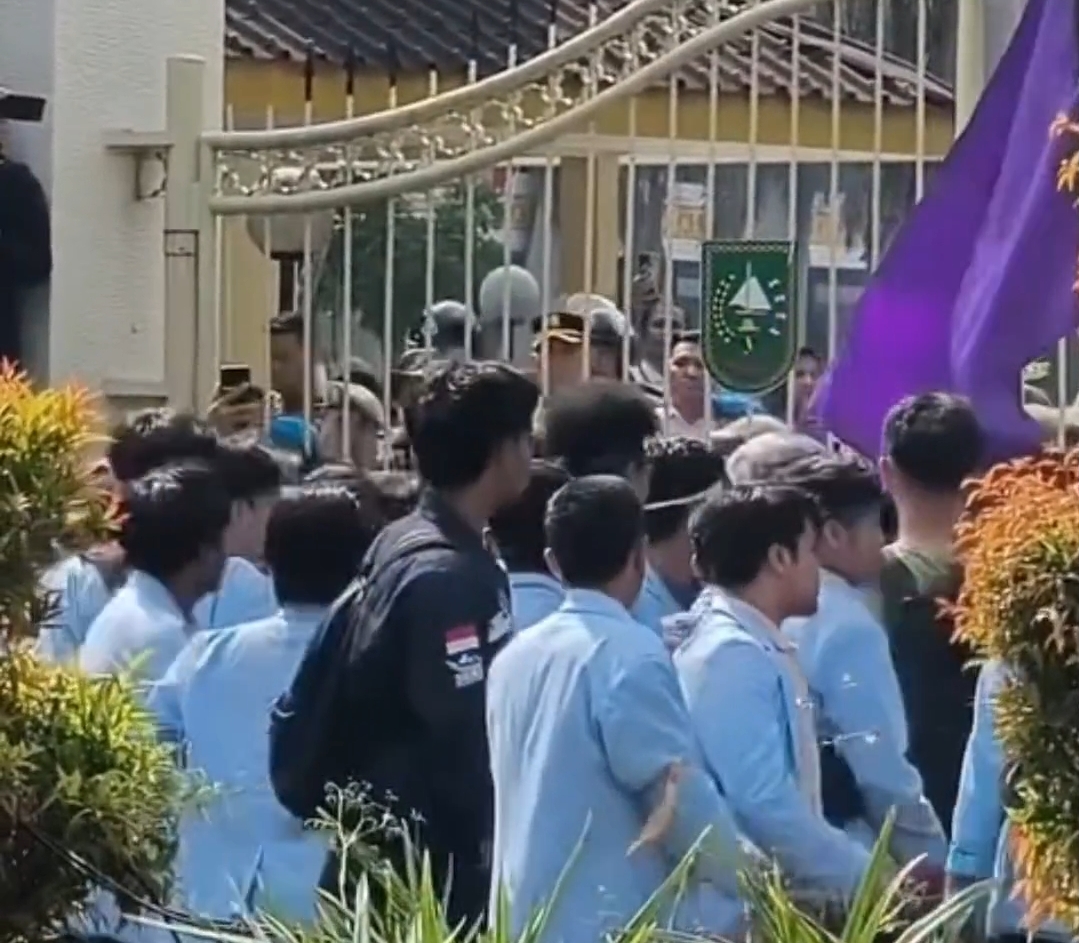 Ratusan mahasiswa Universitas Riau menggelar aksi unjuk rasa di depan Kantor Gubernur Riau.