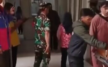 Tim investigasi dan petugas medis menangani ratusan siswa di Karo yang diduga mengalami keracunan usai menyantap menu MBG.