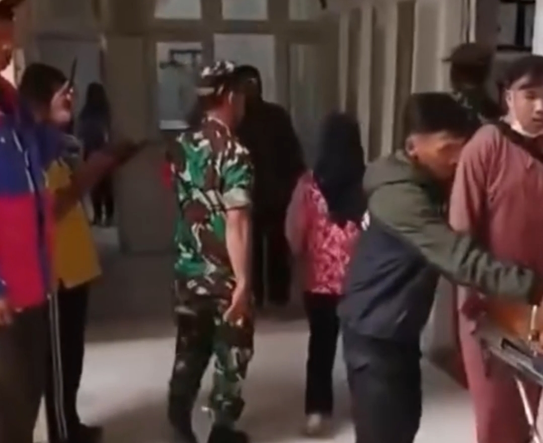 Tim investigasi dan petugas medis menangani ratusan siswa di Karo yang diduga mengalami keracunan usai menyantap menu MBG.