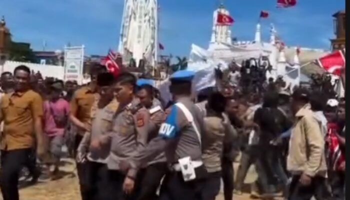 Peringatan 21 Tahun Damai Aceh di Masjid Raya Baiturrahman Berakhir Ricuh, Polisi Tembakkan Gas Air Mata
