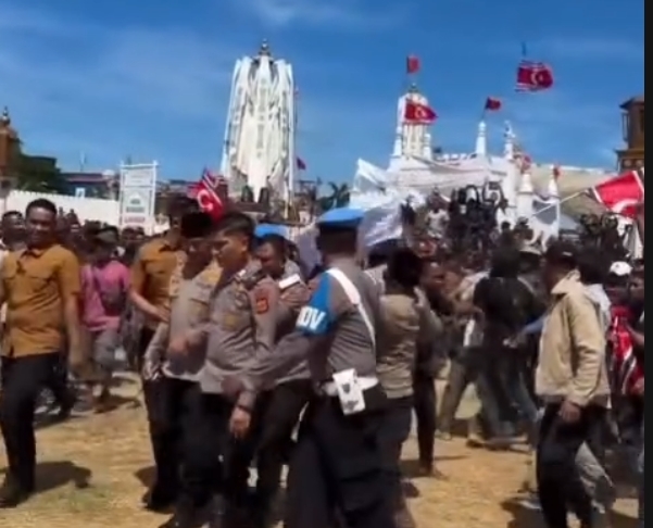Situasi di sekitar Masjid Raya Baiturrahman, Banda Aceh, saat terjadinya kericuhan peringatan Hari Damai Aceh ke-21.