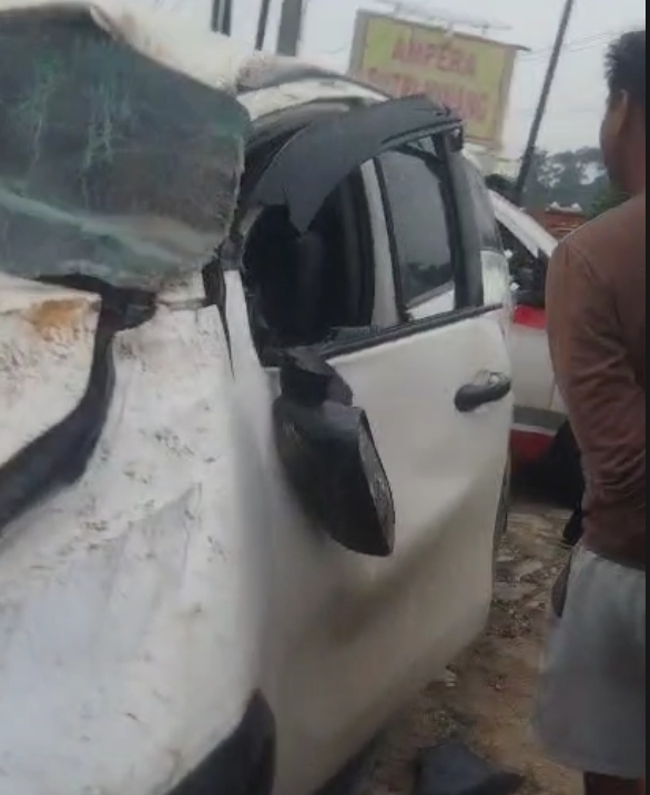 Kondisi pengamanan aparat kepolisian di lokasi kecelakaan mobil Fortuner di Simpang Pancing, Sorek Satu.