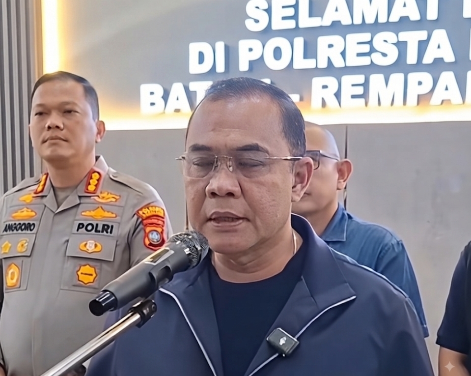 Petugas Bareskrim Polri saat melakukan penggerebekan gelper yang diduga kasino di kawasan Nagoya, Batam.