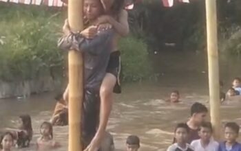 Panjat Pinang di Atas Sungai Tangguk Tinggal, Kreasi Pemuda Desa Air Terjun yang Bikin Perayaan 17-an Makin Meriah