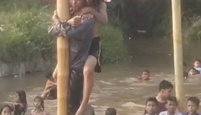 Panjat Pinang di Atas Sungai Tangguk Tinggal, Kreasi Pemuda Desa Air Terjun yang Bikin Perayaan 17-an Makin Meriah