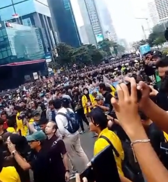 Massa mahasiswa tertahan di depan Gedung UOB saat menggelar aksi unjuk rasa di Jakarta.