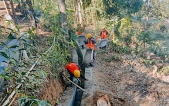 Pengerjaan proyek irigasi persawahan melalui Program HIPPA di Desa Tambang, Kecamatan Pudak, Ponorogo.