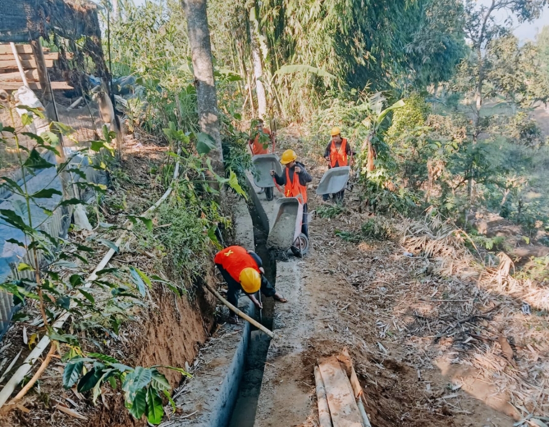 Pengerjaan proyek irigasi persawahan melalui Program HIPPA di Desa Tambang, Kecamatan Pudak, Ponorogo.