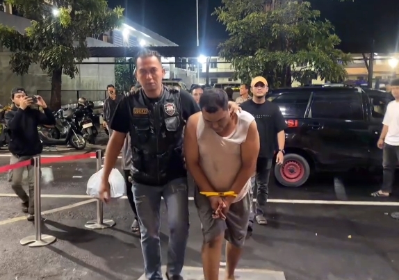 Tim Khusus JCS Polrestabes Medan mengamankan pelaku polisi gadungan berinisial DH (42).