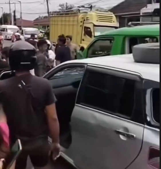 Kondisi mobil yang dirusak massa di Pematangsiantar usai diduga melakukan tabrak lari.
