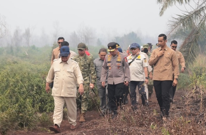Presiden Prabowo Subianto saat meninjau lokasi kebakaran hutan dan lahan di Kalimantan Barat.