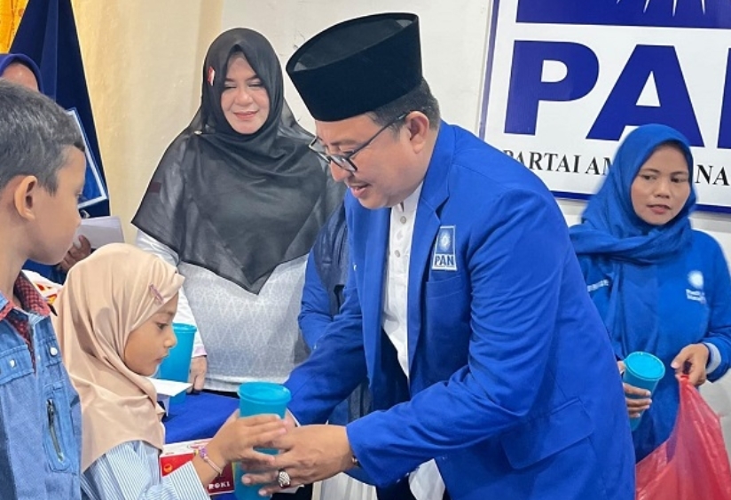 Ketua DPD PAN Pelalawan H. Muhammad Bakri saat memberikan santunan kepada anak yatim di Pangkalan Kerinci.