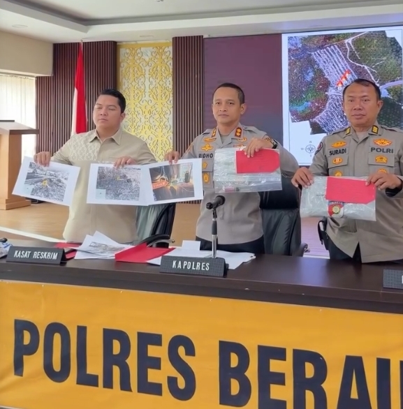 Kapolres Berau AKBP Ridho Tri Putranto saat memimpin konferensi pers pengungkapan kasus pembakaran lahan di Berau.