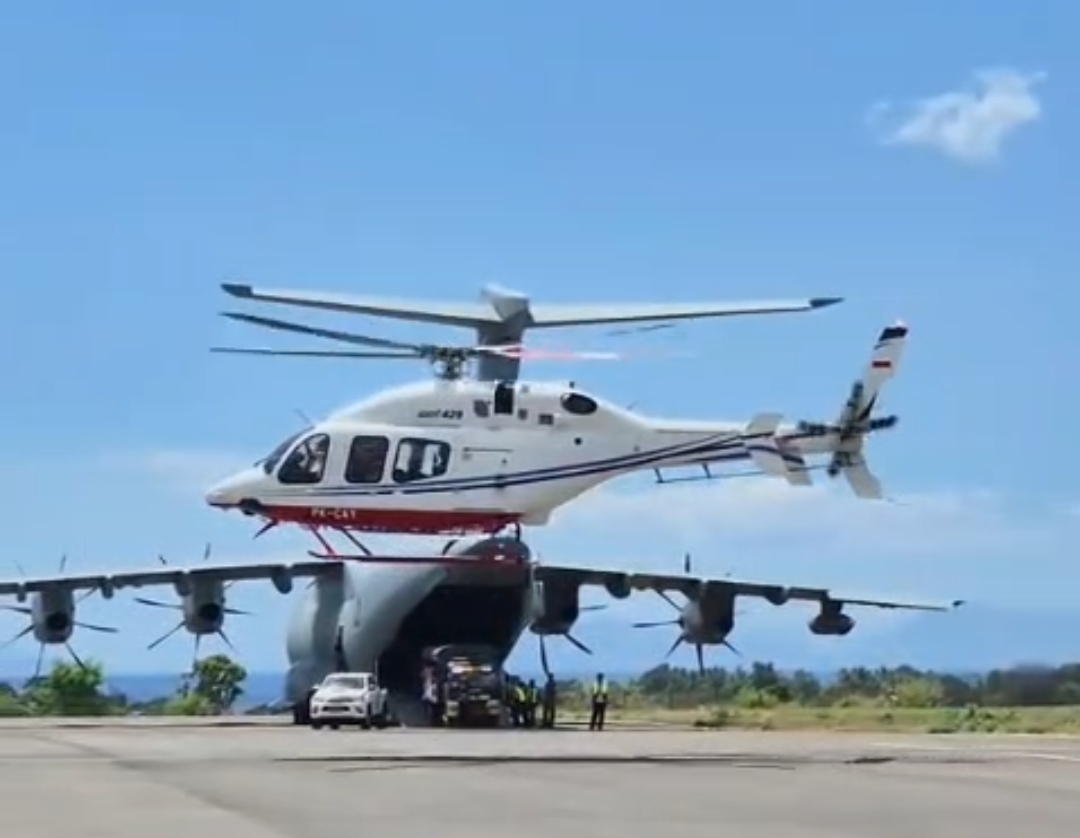 Pesawat Hercules TNI AU menurunkan bantuan logistik gempa NTT di Bandara Frans Seda Maumere.