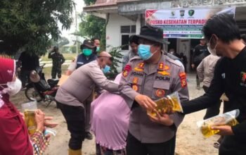 Saat Kerumutan Diselimuti Asap, Kapolres Pelalawan Turun Langsung: Warga Diberi Masker, Sembako hingga Layanan Kesehatan