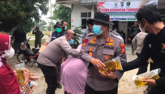 Saat Kerumutan Diselimuti Asap, Kapolres Pelalawan Turun Langsung: Warga Diberi Masker, Sembako hingga Layanan Kesehatan
