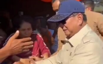 Presiden Prabowo Subianto meninjau langsung warga terdampak gempa di Kabupaten Nagekeo, NTT.