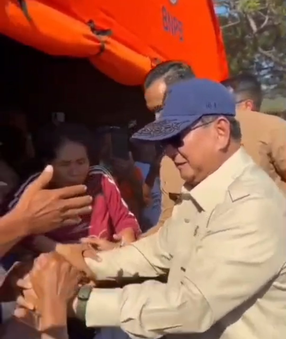Presiden Prabowo Subianto meninjau langsung warga terdampak gempa di Kabupaten Nagekeo, NTT.