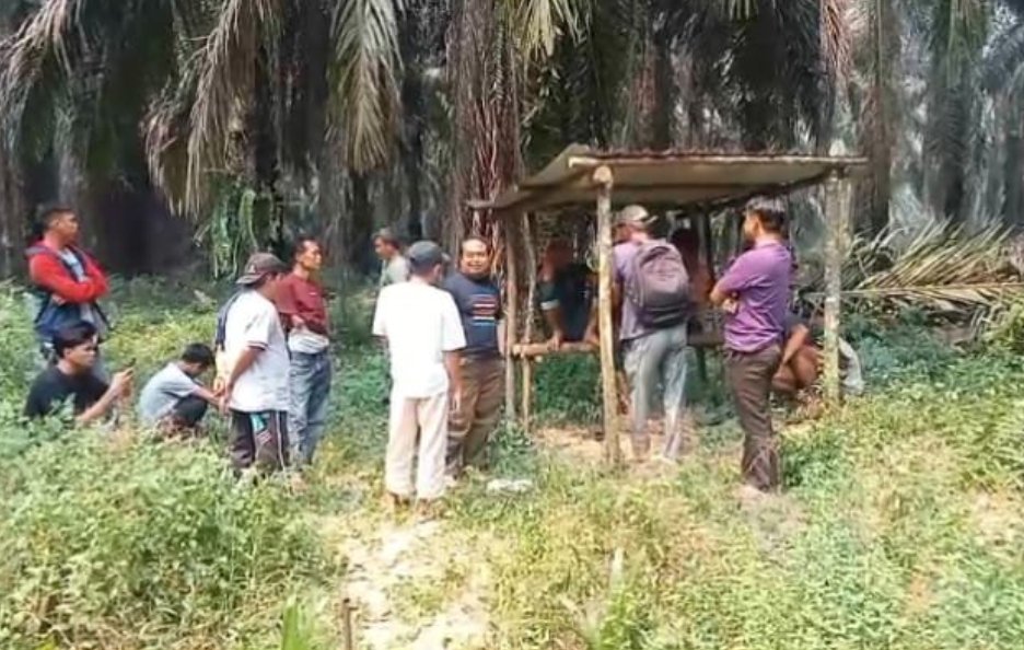 Warga Desa Terbangiang dan Lipai Bulan saat menggelar aksi penolakan pengelolaan lahan seluas 92,8 hektare di Pelalawan.